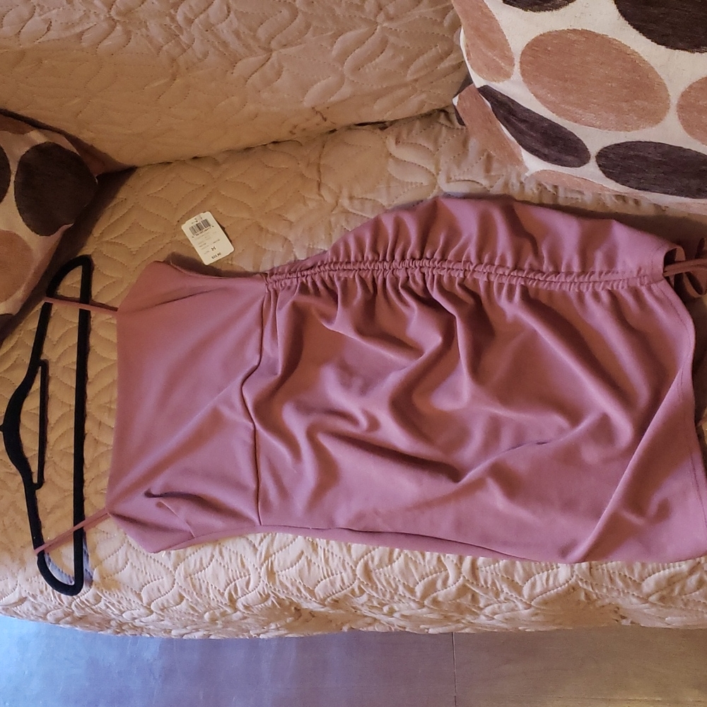 A windsor dress, size medium and in the  color pink.
